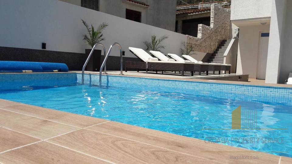 Bellissima casa con piscina in prima fila sulla spiaggia nella riviera di Omiš!