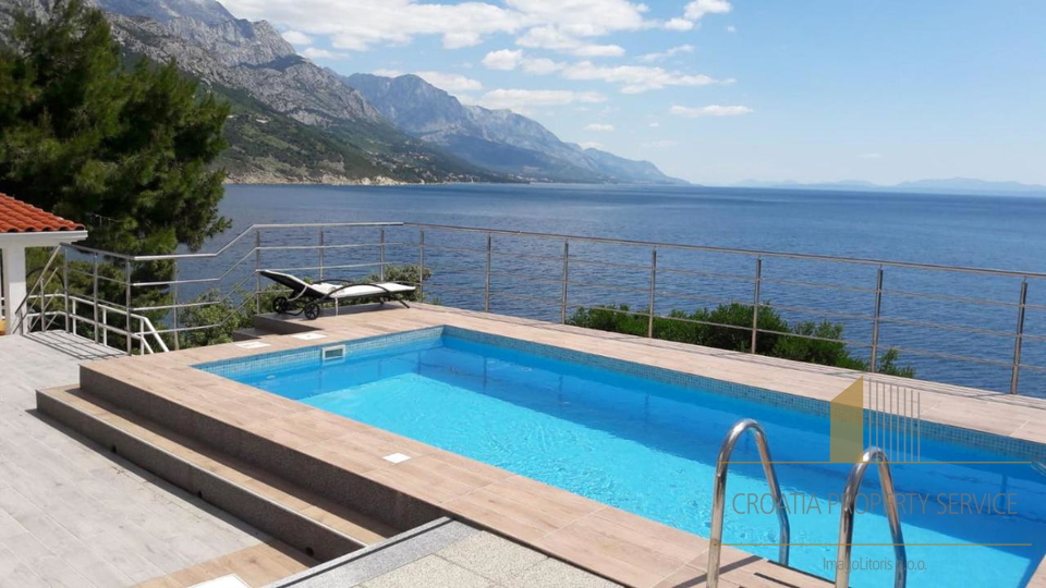 Bellissima casa con piscina in prima fila sulla spiaggia nella riviera di Omiš!