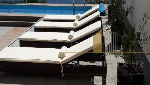Bellissima casa con piscina in prima fila sulla spiaggia nella riviera di Omiš!