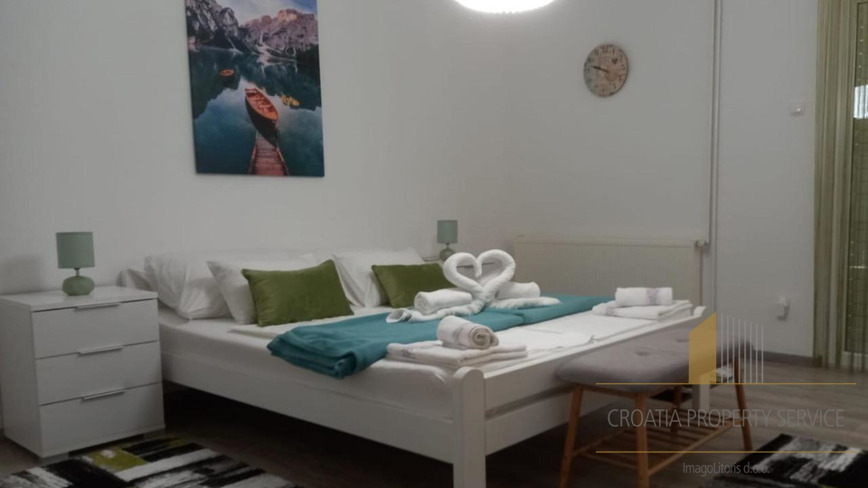 Bellissima casa con piscina in prima fila sulla spiaggia nella riviera di Omiš!