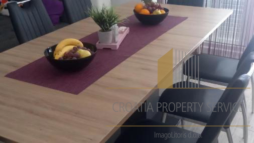 Bellissima casa con piscina in prima fila sulla spiaggia nella riviera di Omiš!