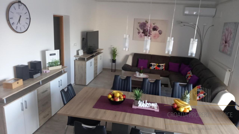 Bellissima casa con piscina in prima fila sulla spiaggia nella riviera di Omiš!