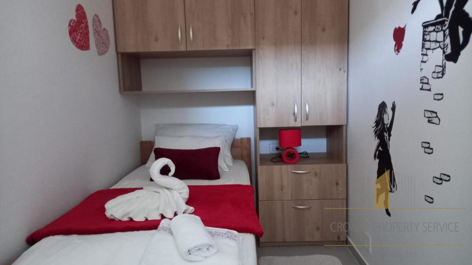 Bellissima casa con piscina in prima fila sulla spiaggia nella riviera di Omiš!