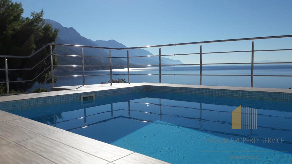 Bellissima casa con piscina in prima fila sulla spiaggia nella riviera di Omiš!