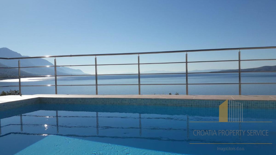 Bellissima casa con piscina in prima fila sulla spiaggia nella riviera di Omiš!