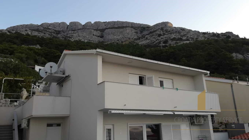 Bellissima casa con piscina in prima fila sulla spiaggia nella riviera di Omiš!