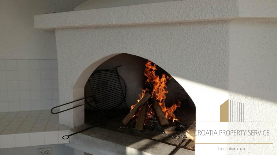Bellissima casa con piscina in prima fila sulla spiaggia nella riviera di Omiš!