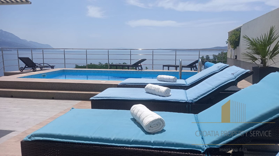 Bellissima casa con piscina in prima fila sulla spiaggia nella riviera di Omiš!