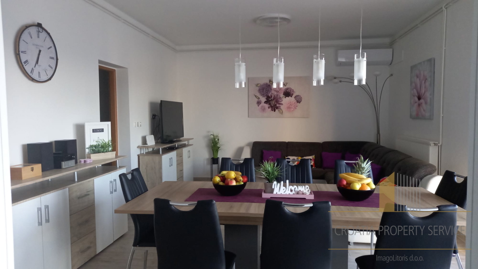 Bellissima casa con piscina in prima fila sulla spiaggia nella riviera di Omiš!