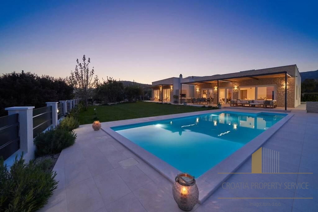 Villa di lusso al piano terra con splendida vista mare a Kaštela!