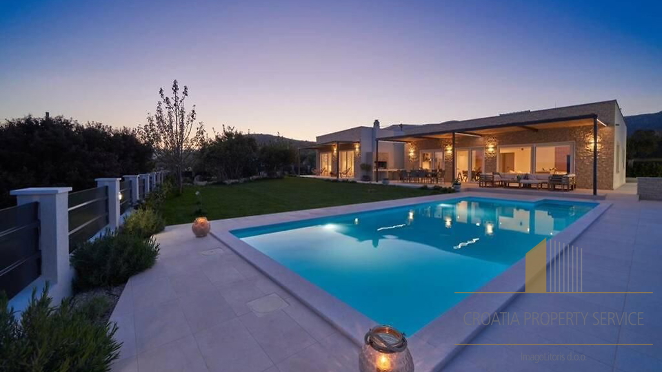 Villa di lusso al piano terra con splendida vista mare a Kaštela!