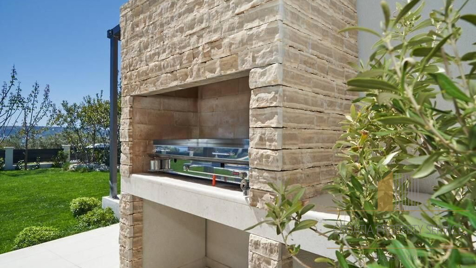 Villa di lusso al piano terra con splendida vista mare a Kaštela!