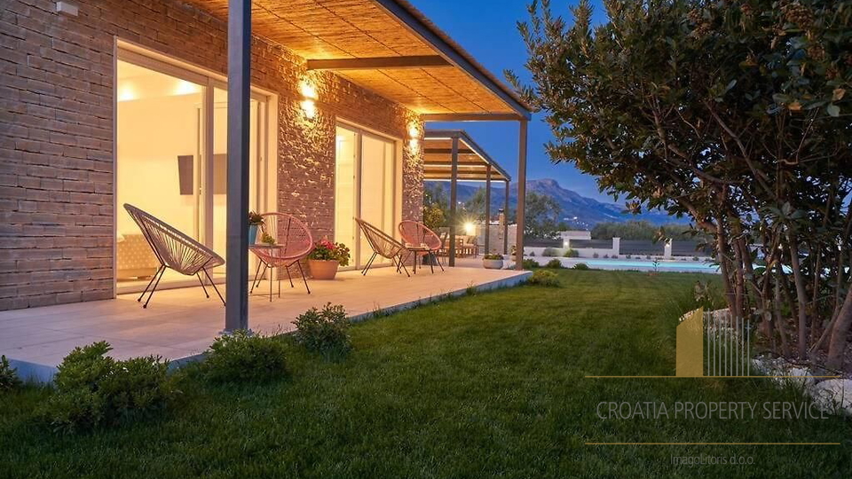 Villa di lusso al piano terra con splendida vista mare a Kaštela!