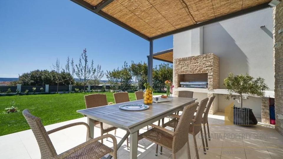 Villa di lusso al piano terra con splendida vista mare a Kaštela!