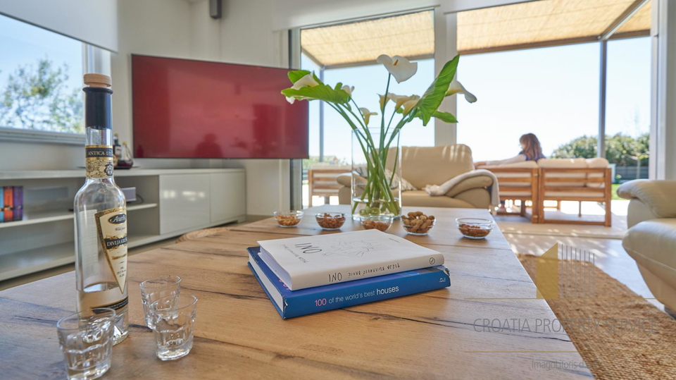 Villa di lusso al piano terra con splendida vista mare a Kaštela!