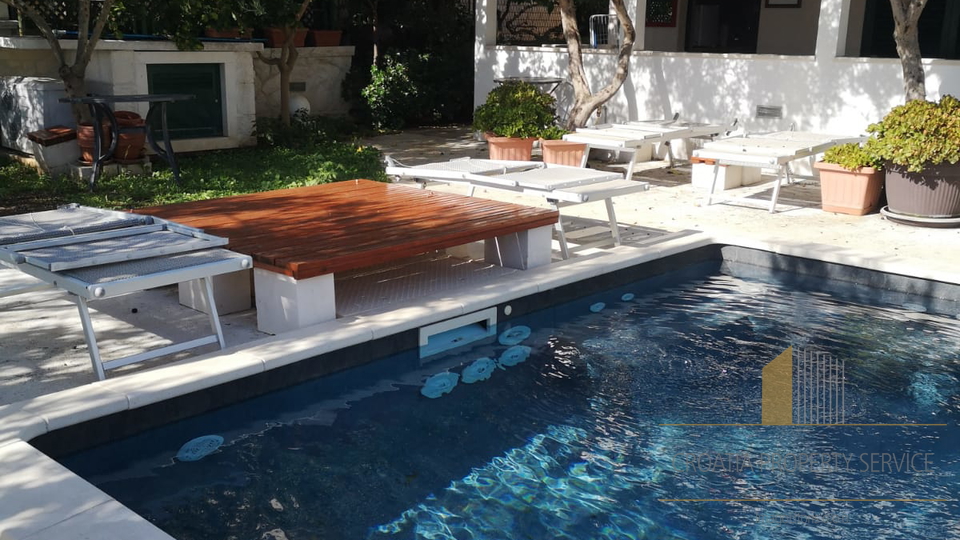 Exclusive sale! A beautiful villa with a pool, first row to the beach in Seget Donji!