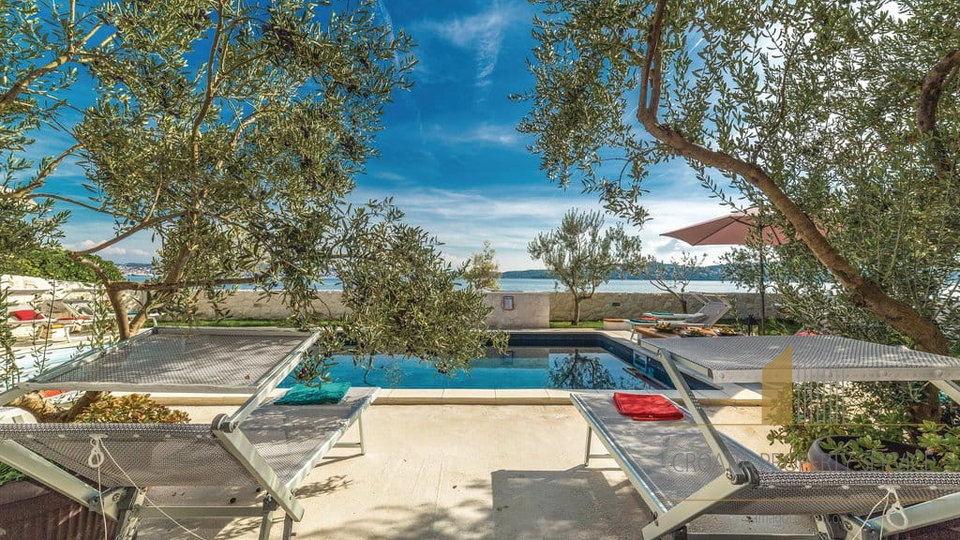 Exclusive sale! A beautiful villa with a pool, first row to the beach in Seget Donji!