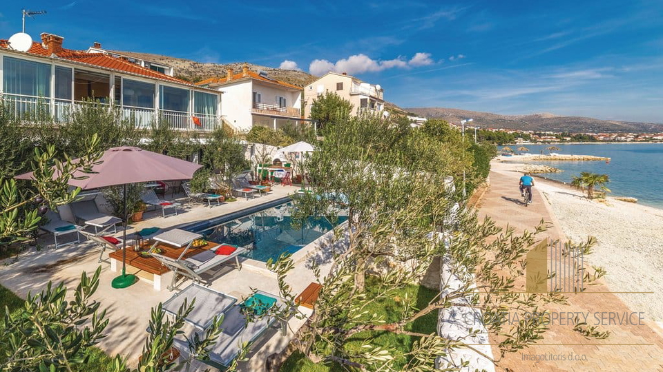Exclusive sale! A beautiful villa with a pool, first row to the beach in Seget Donji!