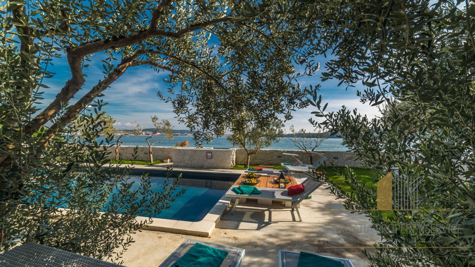 Exclusive sale! A beautiful villa with a pool, first row to the beach in Seget Donji!