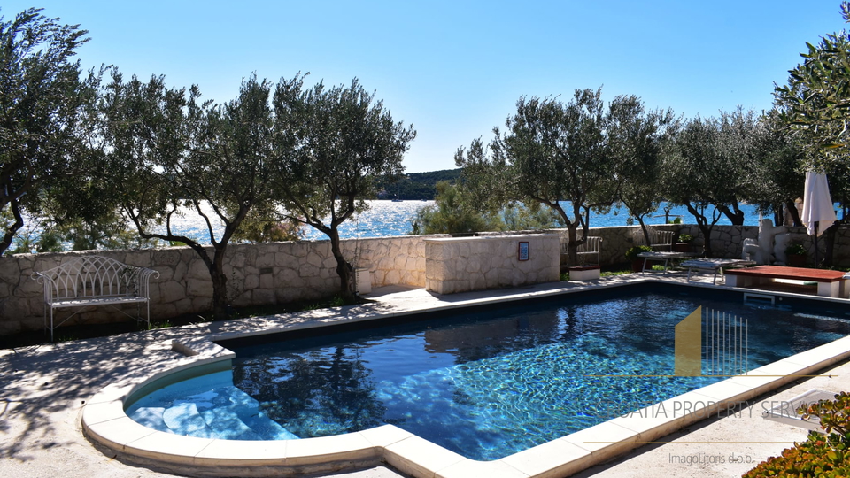 Exclusive sale! A beautiful villa with a pool, first row to the beach in Seget Donji!