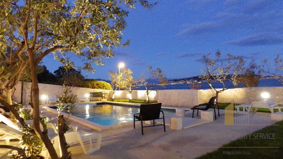Exclusive sale! A beautiful villa with a pool, first row to the beach in Seget Donji!