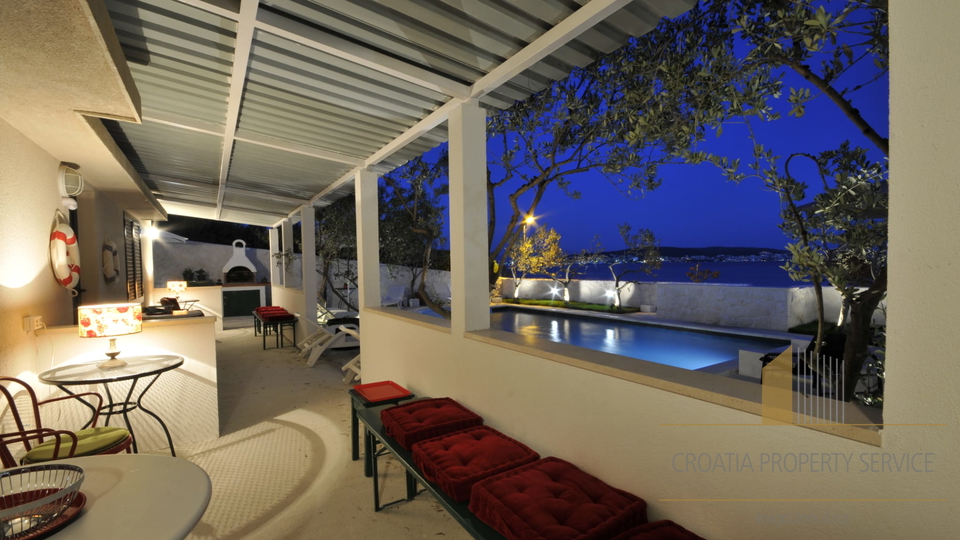 Exclusive sale! A beautiful villa with a pool, first row to the beach in Seget Donji!