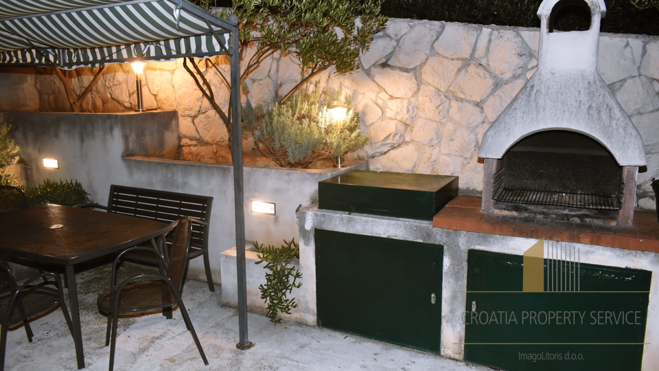 Exclusive sale! A beautiful villa with a pool, first row to the beach in Seget Donji!