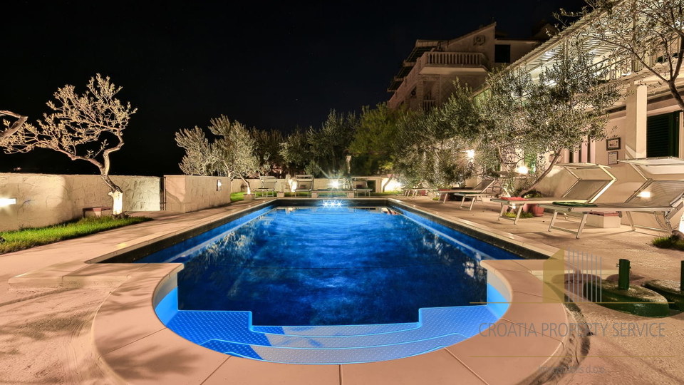 Exclusive sale! A beautiful villa with a pool, first row to the beach in Seget Donji!