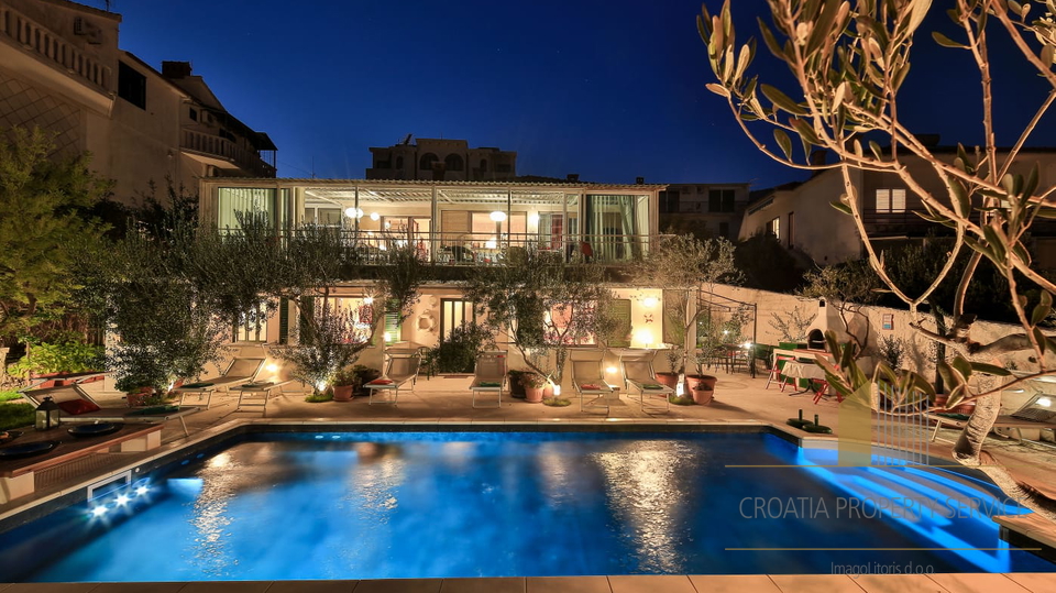 Exclusive sale! A beautiful villa with a pool, first row to the beach in Seget Donji!