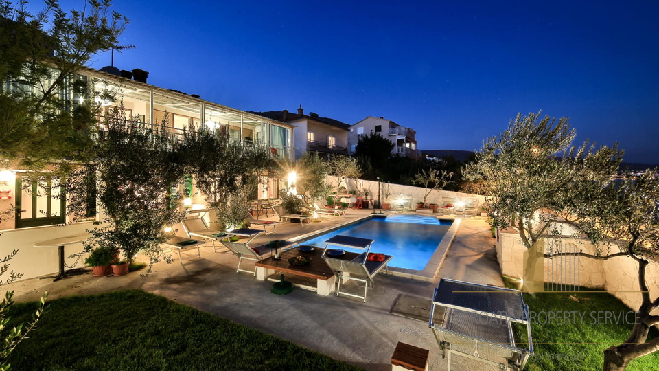 Exclusive sale! A beautiful villa with a pool, first row to the beach in Seget Donji!