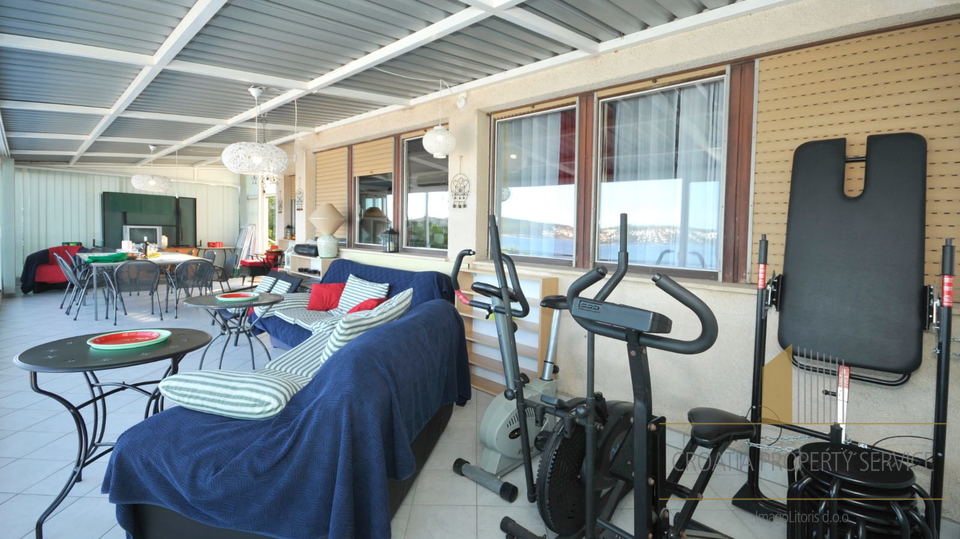 Exclusive sale! A beautiful villa with a pool, first row to the beach in Seget Donji!