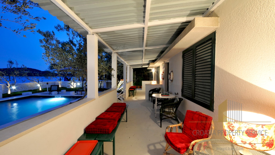 Exclusive sale! A beautiful villa with a pool, first row to the beach in Seget Donji!