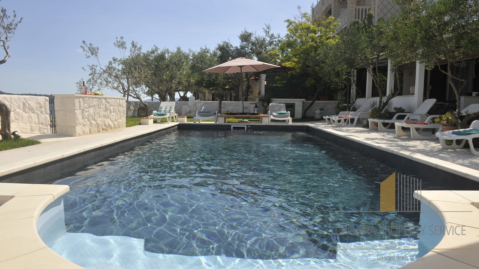 Exclusive sale! A beautiful villa with a pool, first row to the beach in Seget Donji!