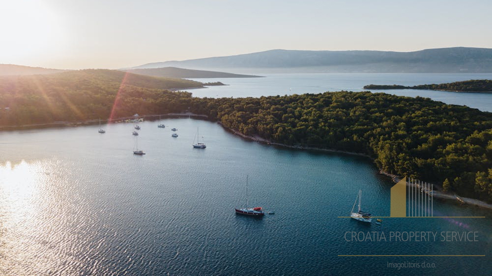 Beautiful apartment house 100 m from the sea on the island of Hvar!