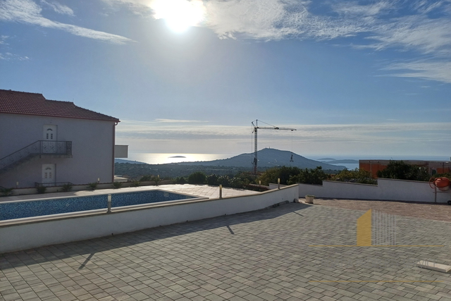 A house with a swimming pool and a beautiful view of the sea in Primošten!