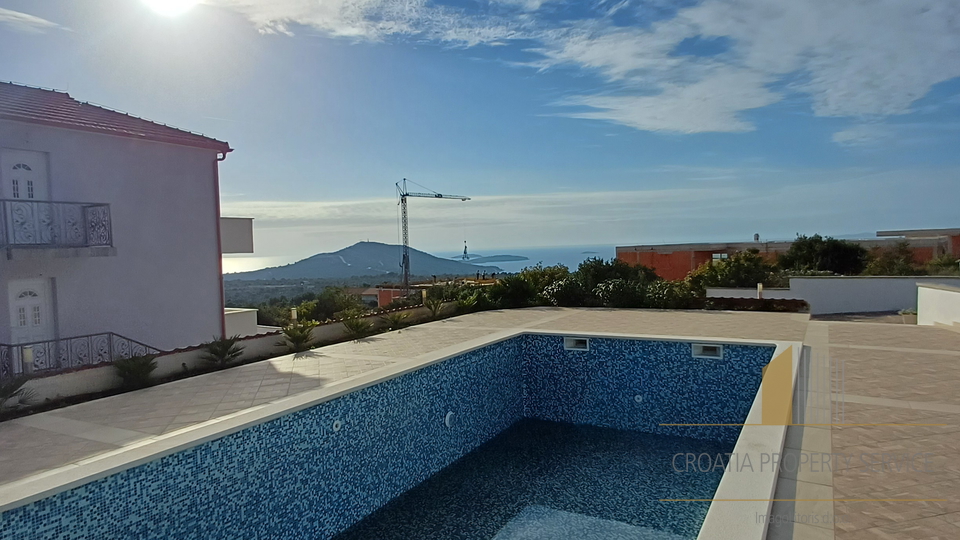 A house with a swimming pool and a beautiful view of the sea in Primošten!