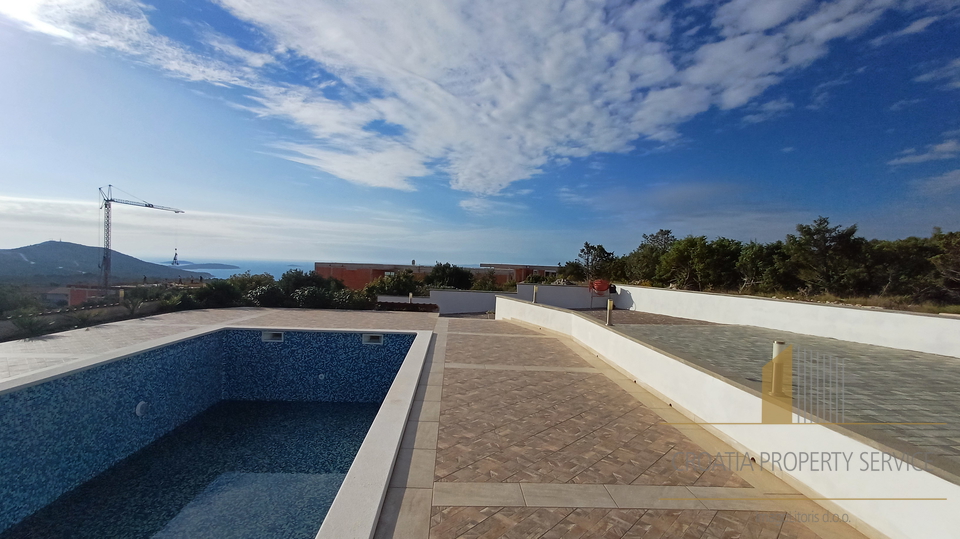 A house with a swimming pool and a beautiful view of the sea in Primošten!