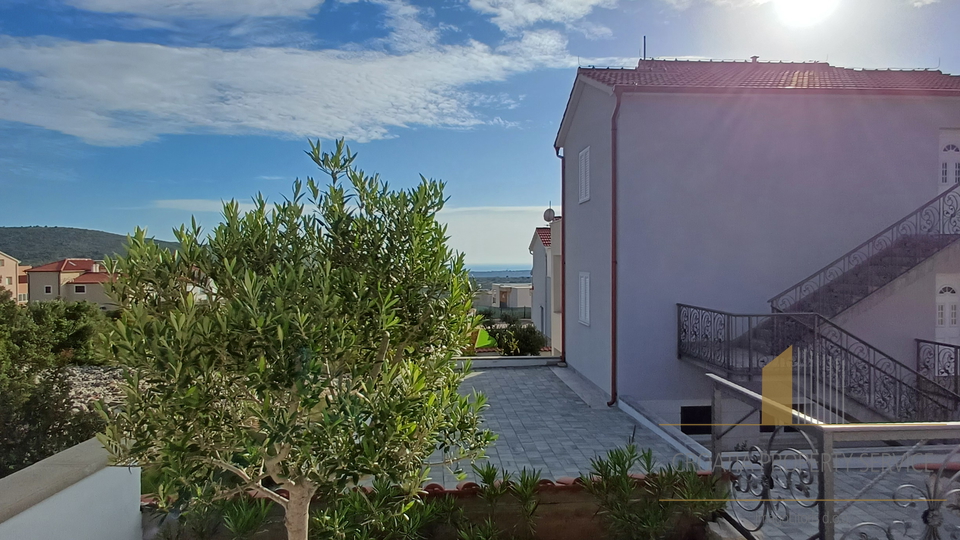 A house with a swimming pool and a beautiful view of the sea in Primošten!