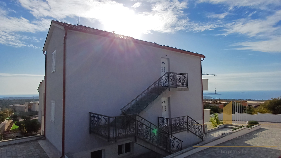 A house with a swimming pool and a beautiful view of the sea in Primošten!