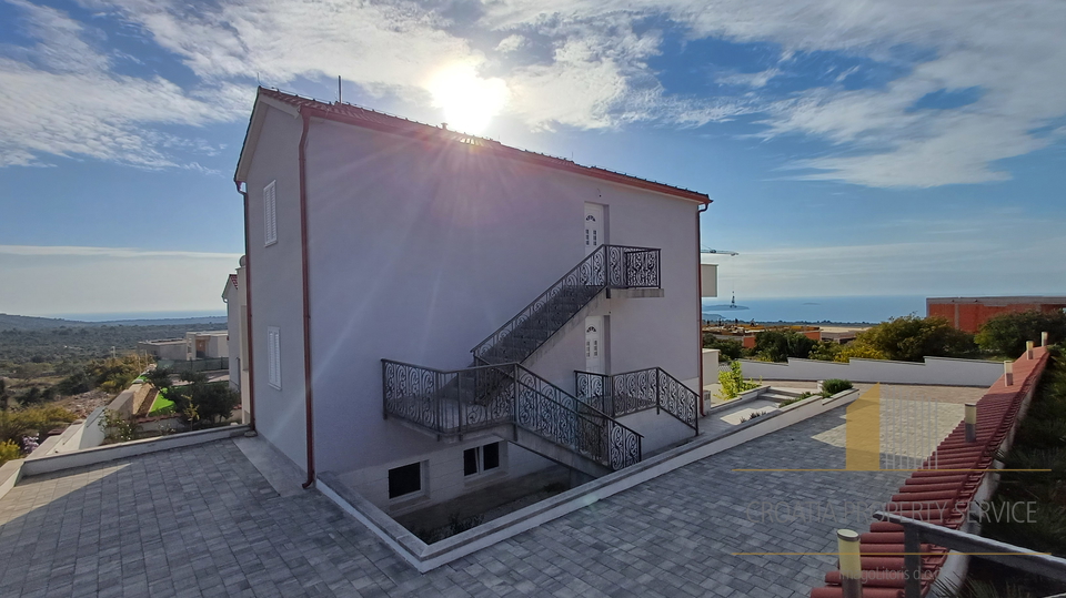 A house with a swimming pool and a beautiful view of the sea in Primošten!