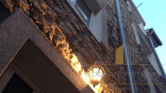 Прекрасный каменный дом во втором ряду от моря в Милне на острове Брач!