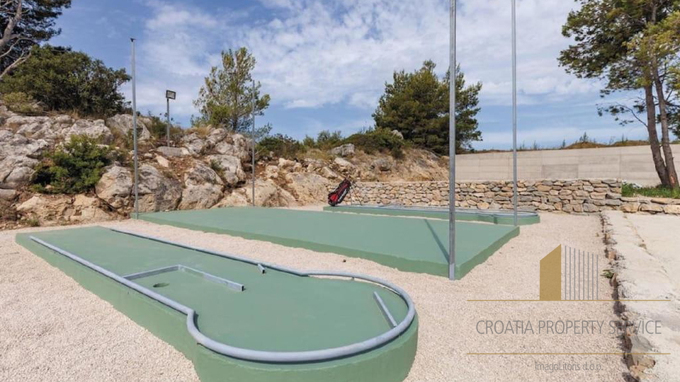 Luxurious villa with a swimming pool and sea view in the vicinity of Split!