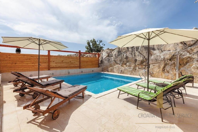 Luxurious villa with a swimming pool and sea view in the vicinity of Split!