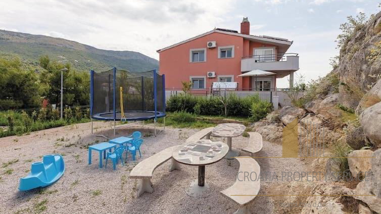 Luxurious villa with a swimming pool and sea view in the vicinity of Split!