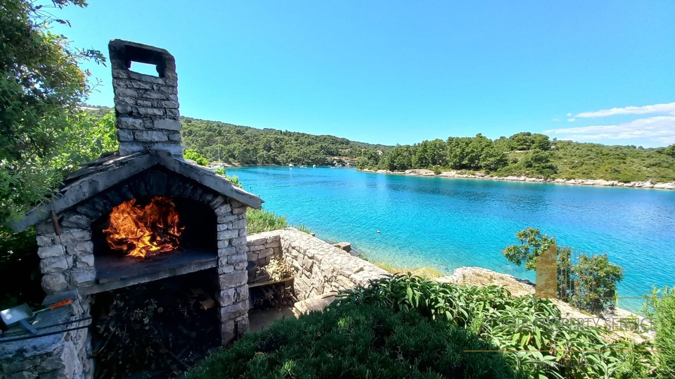 Красивый семейный дом на первом ряду от моря в Нечуймо на острове Шолта!