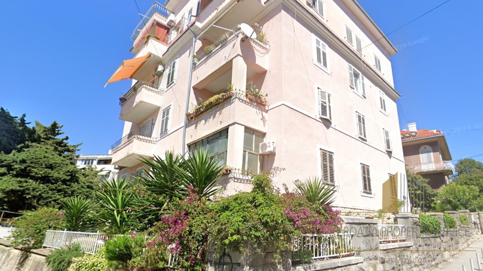 Geräumige Wohnung im Herzen von Split mit großem Potenzial für Renovierung und Investition!