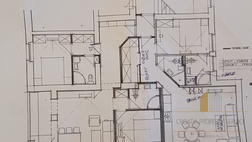 Prostrani stan u srcu Splita s velikim potencijalom za renovaciju i investiciju!