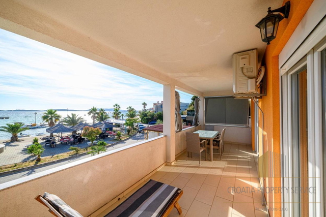 Occasione unica! Casa in prima fila sul mare a Žaborić!