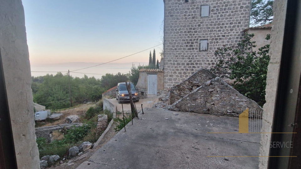 Unique investment opportunity: Stone house with additional land - Jelsa, island of Hvar!