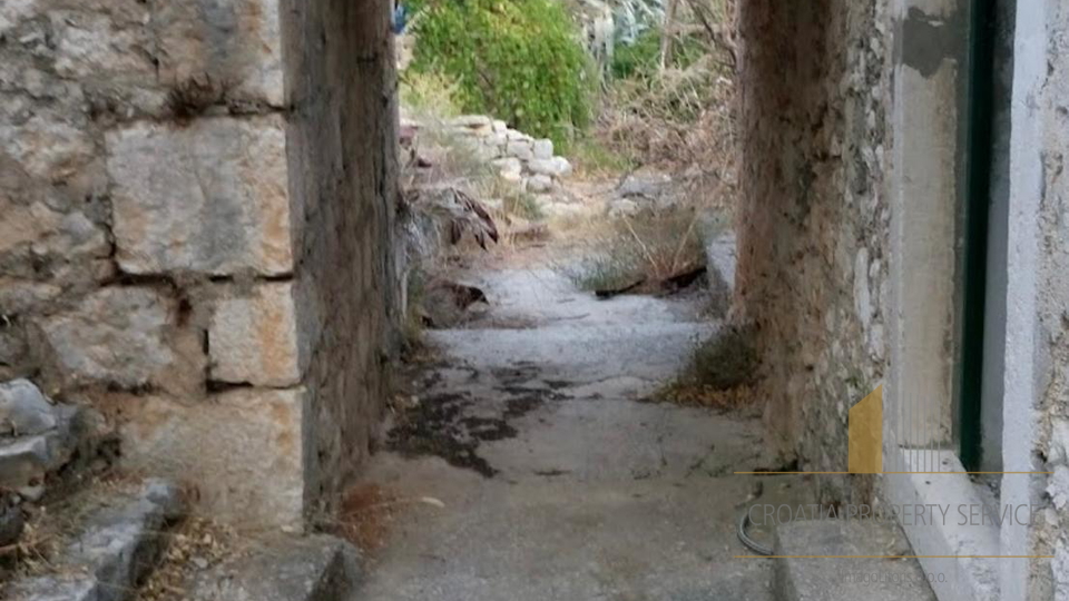 Unique investment opportunity: Stone house with additional land - Jelsa, island of Hvar!